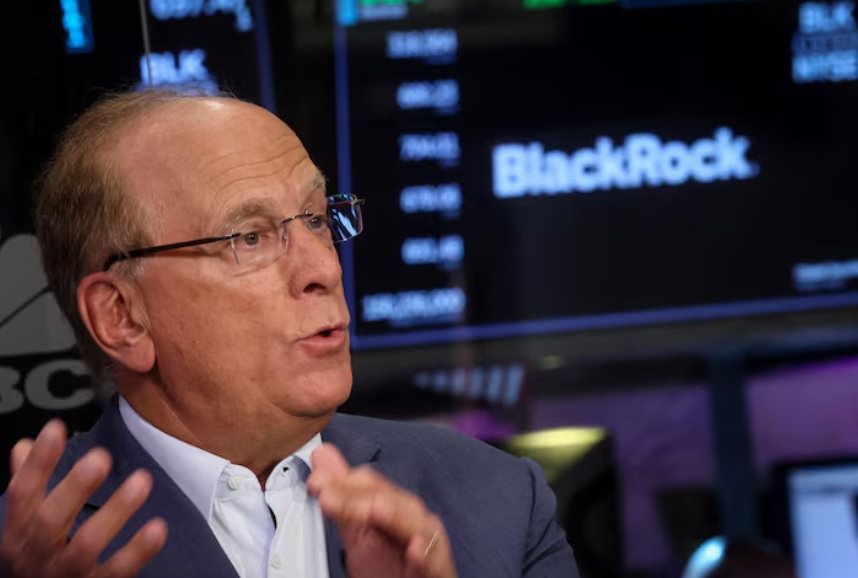 Larry Fink, CEΟ της BlackRock: «Αγοράστε Υποδομές - ακίνητα»